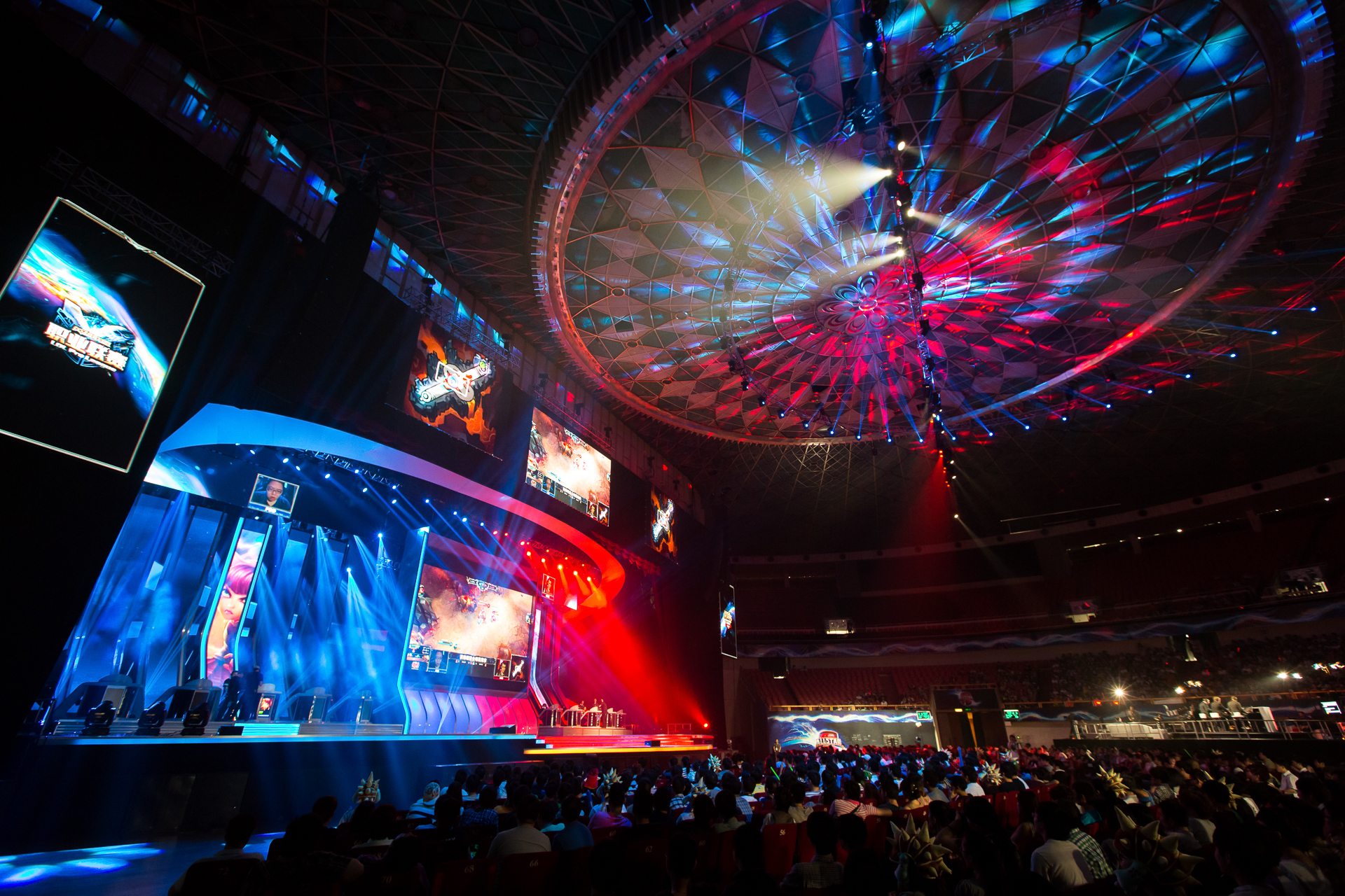 运营策略决定比赛节奏：视野控制失误引发团战，经济差距瞬间拉大